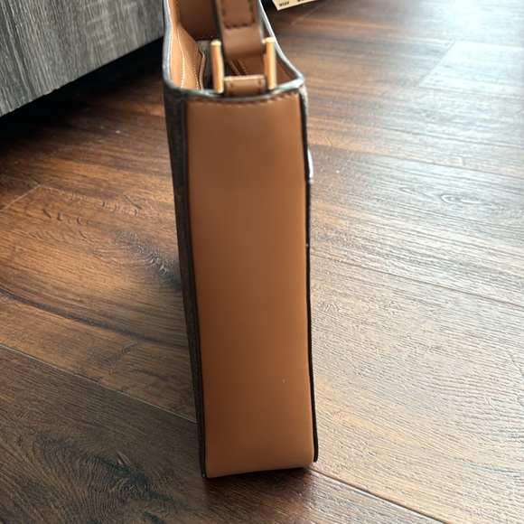 MICHAEL Michael Kors NWT Center Stripe Gloria MD Crossbody Bag with top zipper. - Picture 4 of 9